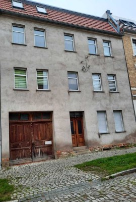 Geräumiges, preiswertes und modernisiertes 9-Raum-Mehrfamilienhaus in Aschersleben