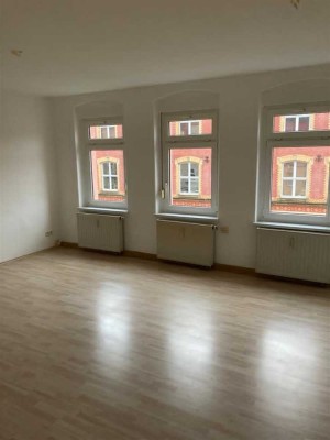 Großzügige DG 3-Zimmer mit Laminat, Wannenbad und EBK mgl. in ruhiger Lage!!!