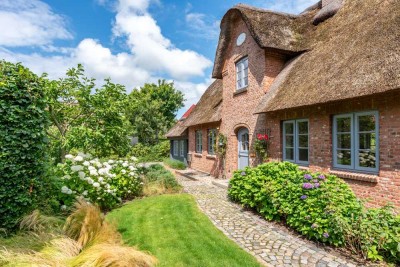 Attraktives Friesenhaus auf traumhaft angelegtem Gartengrundstück mit Gartensauna