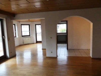 Schön geschnittene 3,5-ZimmerHochparterre-Wohnung mit Garage und Keller