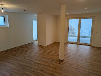 Moderne Einliegerwohnung in naturnaher Lage mit überdachter Terrasse – Neubau / Erstbezug