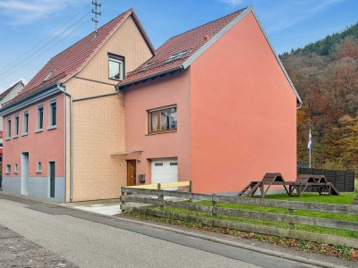 Altbau trifft Moderne: Großzügiges Ein- bis Zweifamilienhaus mit traumhafter Naturkulisse