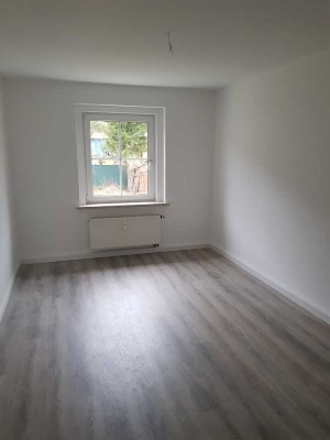 Frisch saniert! Schöne 2-Raum-Wohnung in ruhiger Lage mit toller Aussicht & kostenfreiem Parkplatz