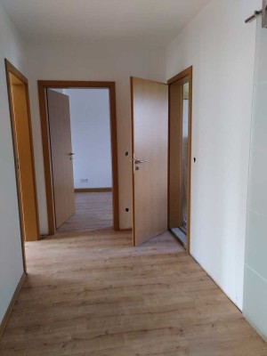 Neuwertige 3-Raum-Hochparterre-Wohnung mit Einbauküche in Freiberg