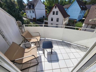 Helle und großzügige Dachgeschosswohnung in begehrter Lage von Königsbach-Stein