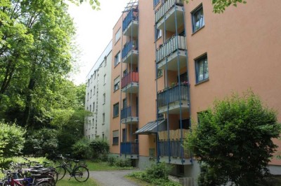 Wir bieten Ihnen eine großzügige, ruhige Wohnung mit zwei Balkonen.