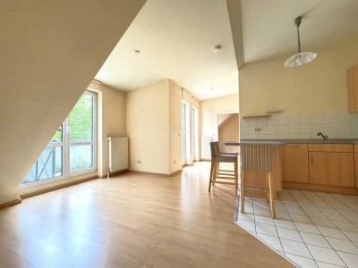 Helle Dachgeschosswohnung mit Balkon und PKW-Stellplatz