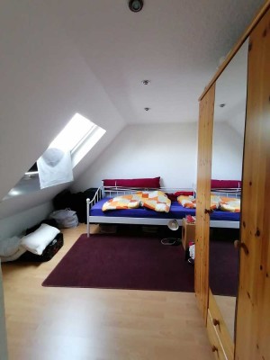 ***Schöne Dachgeschoss mit Laminatböden, Duschbad & Wohnküche mit EBK***