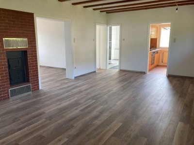 Großzügige gemütliche neu renovierte sonnige 4 - Zimmerwohnung. Zwei Balkone / plus Gartenanteil