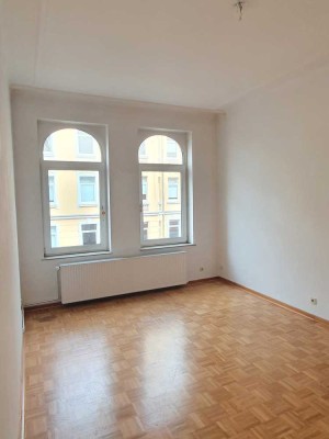 Schöne 2-Zimmer-Altbauwohnung mit EBK