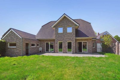 Klassisch & Hochwertig: Einfamilienhaus mit Designerküche, Wärmepumpe, PV-Anlage & Luxusausstattung