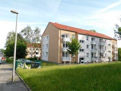 Schöne Wohnlage und Platz für eine kleine Familie! Balkon und Grünanlage hinterm Haus!