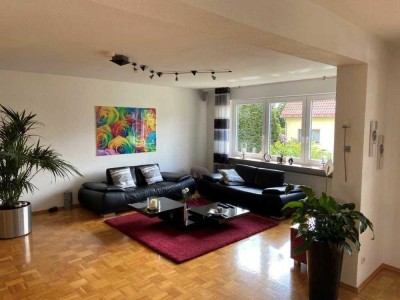 Hochwertig sanierte 3-Zimmer-Wohnung mit Balkon, Gartenanteil und Stellplatz in zentraler Lage