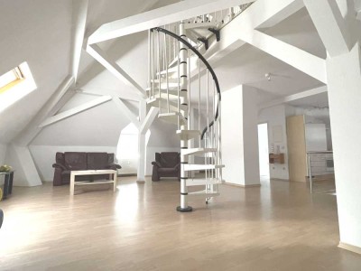 Charmante Studiodachwohnung mit Wendetreppe + Einbauküche in zentraler und doch ruhiger Lage.Rastatt