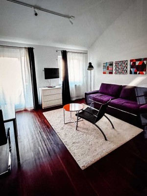 MÖBLIERTE, ATTRAKTIVE EINRAUMWOHNUNG MIT DACHTERRASSE