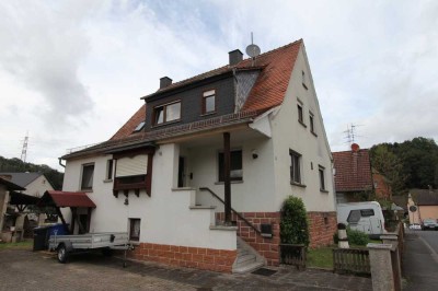 Freistehendes Einfamilienhaus mit weiteren Nebengebäuden