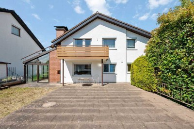 Vielseitiges Einfamilienhaus mit Wintergarten, Dachterrasse, 5 Garagen  u. v. m