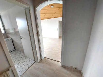 Frisch renovierte 2-Zimmer-Wohnung mit Balkon in Pforzheim AN EINE PERSON, NR, zu vermieten
