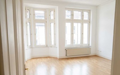 Altbau 4-Zimmer-Wohnung mit Balkon frisch renoviert
