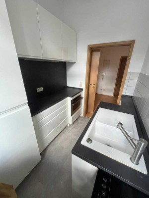 Bad mit Wanne+Fenster / EBK + 35,- € / sep. Küche mit Fenster