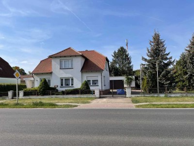 Goßes Haus mit großem Garten und Doppelgarage - sofort frei