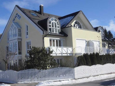 * Attraktives Apartment auf zwei Ebenen mit Gartenanteil // München Trudering *