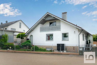 Einfamilienhaus mit viel Potential, 5 ZKB+Souterrain 2 ZKB, ausbauf.DG, Grund 950 qm, 2 Garagen