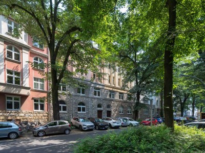 - GOLDSTÜCK - Sanierte 4 Raum Altbauwohnung mit Balkon und Blick ins grüne Karree!