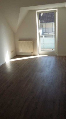 1-Zimmer-Wohnung - Pantryküche - DG mit Balkon