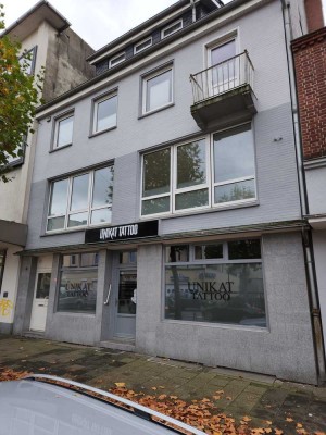 Anfragen nur per E-Mail. Großzügige 2,5  Zi-Wohnung mit EBK im 2. OG mit 2 Balkone