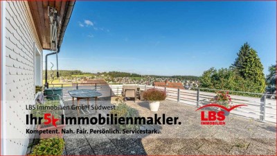 Familienfreundliches Einfamilienhaus mit Weitblick, großer Terrasse und drei Garagen.