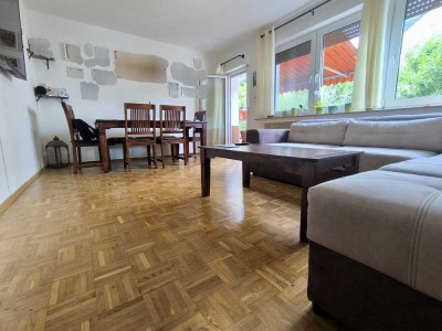 Schöne Wohnung mit Partkett und großem Balkon