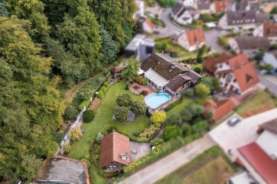 Exklusive Villa mit weitläufigem Garten und Pool in idyllischer Lage von Glattbach