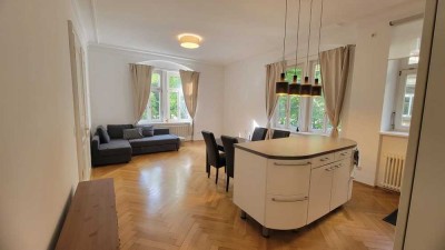 Extrem charmante + große 3-Zi.-Whg. in saniertem Altbau,  Lift, kl. Balkon, EBK-  Möbliert!