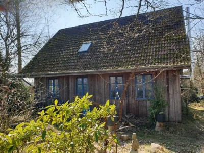 Idyllisches Holzhaus auf dem Land