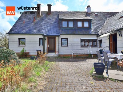 Zwei Haushälften in begehrter Lage mit großen Grundstück warten auf Sie!