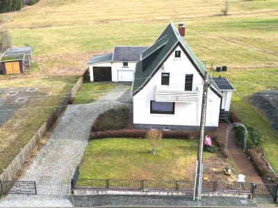 Einfamilienhaus von Feld, Wald und Wiesen umgeben