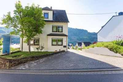 Einfamilienhaus mit Einliegerwohnung in hochwasserfreier Lage und Blick auf die Mosel und Weinberge