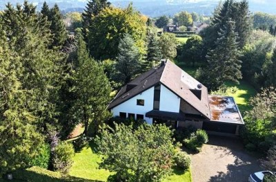 Rohdiamant im Grünen! Villa mit Einliegerwohnung auf großem Grundstück in guter Lage