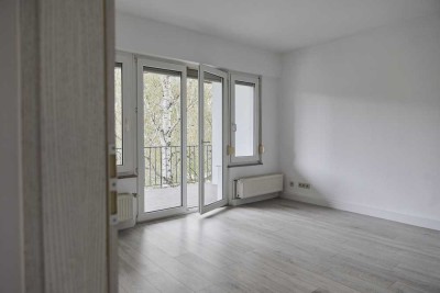 Stilvolle und helle 3-Zimmer-Wohnung mit Balkon, EBK und Gartenanteil in Stuttgart-Obertürkheim