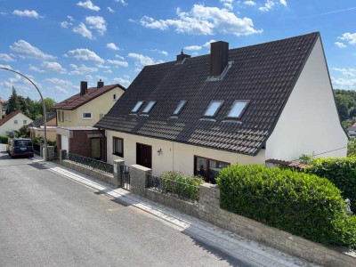 Ein-/Mehrfamilienhaus in Dittelbrunn – Toplage am Waldrand mit Talblick, provisionsfrei