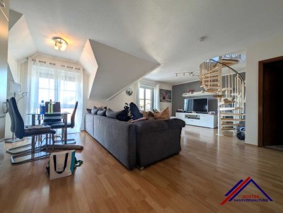 Helle Dachgeschosswohnung mit Galerie, offener Küche, Garage und Keller – sofort bezugsfrei