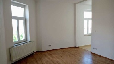 Günstige 2-Zimmer mit Laminat, Aufzug und Eckwanne in guter Lage! EBK mgl.