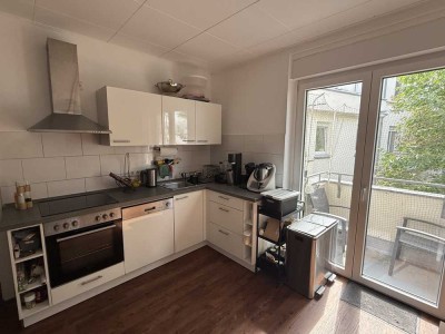 Großzügige Altbauwohnung mit Tageslichtbad und Balkon in Nähe der Uniklinik
