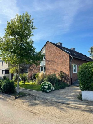 Frisch renoviertes feistehendes Einfamilienhaus mit viel Platz in Meerbusch-Büderich