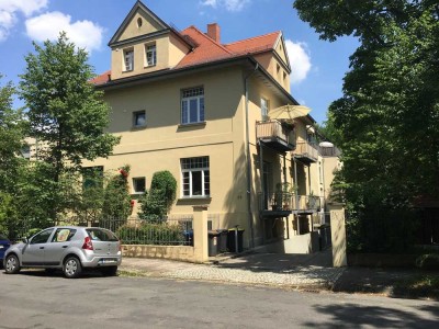 RUHIGE ZWEIZIMMERWOHNUNG MIT DACHTERRASSE IN BESTER SÜDSTADTLAGE