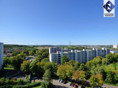 Hoch oben mit tollem Ausblick: gepflegte 2-Zimmer-Wohnung mit geschütztem Balkon und Garage