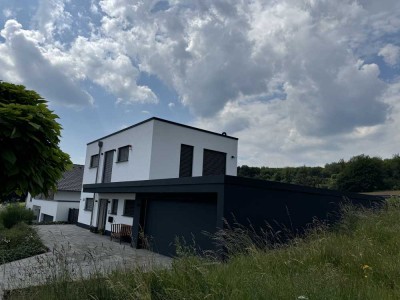 Hochwertiges Neubau-Traumhaus mit Blick ins Grüne!