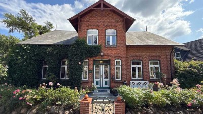 Schmuckstück mit Charme und Charakter - topsanierte Altbauvilla mit Gästehaus in Strandnähe