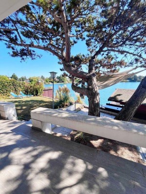 Dreifamilienhaus mit eigenem Seezugang in Leopoldsdorf bei Wien.